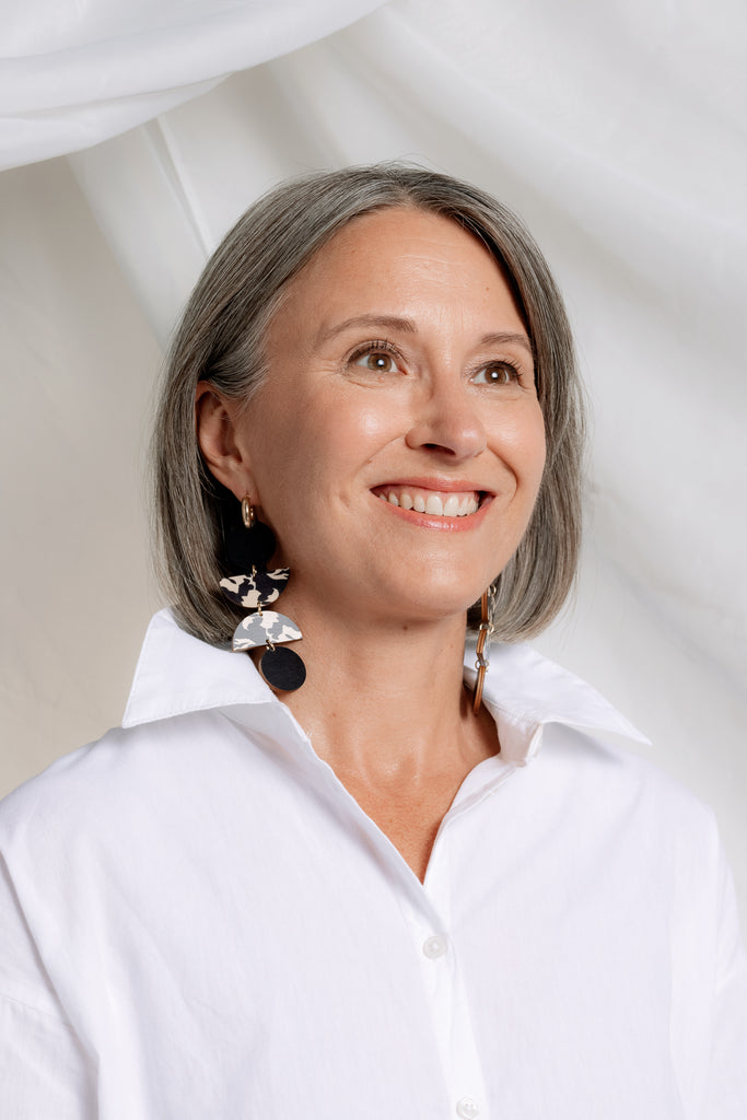 Mustat 4-osaiset Sinua Forever Classic -puukorvakorut kultaisilla korvarenkailla, mallin päällä