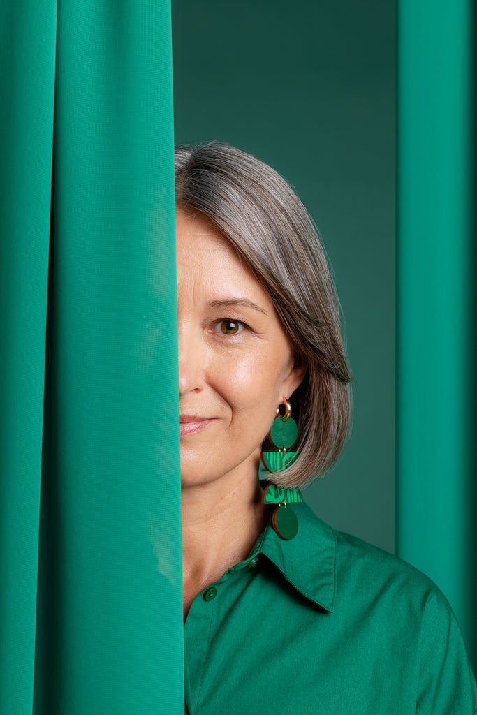 Vihreät 4-osaiset Sinua Forever Growing puukorvakorut kultaisilla korvarenkailla mallin päällä.