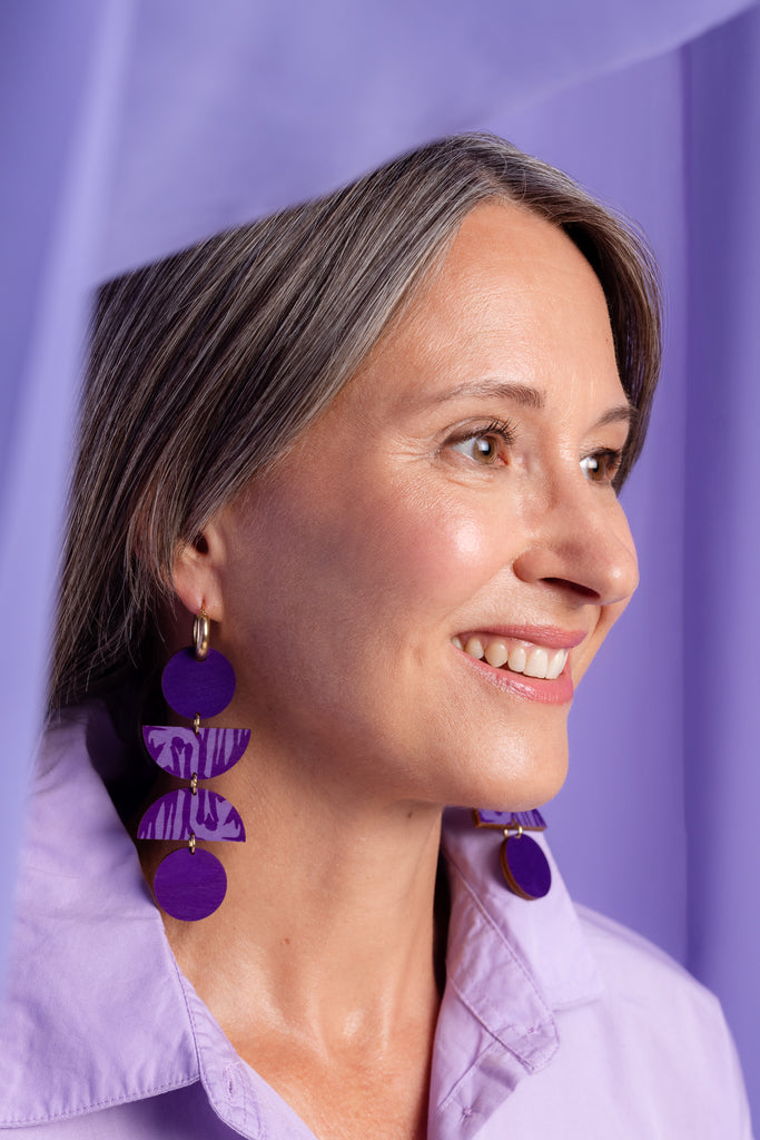 Lilat 4-osaiset Sinua Forever Loving -puukorvakorut kultaisilla korvarenkailla, mallin päällä